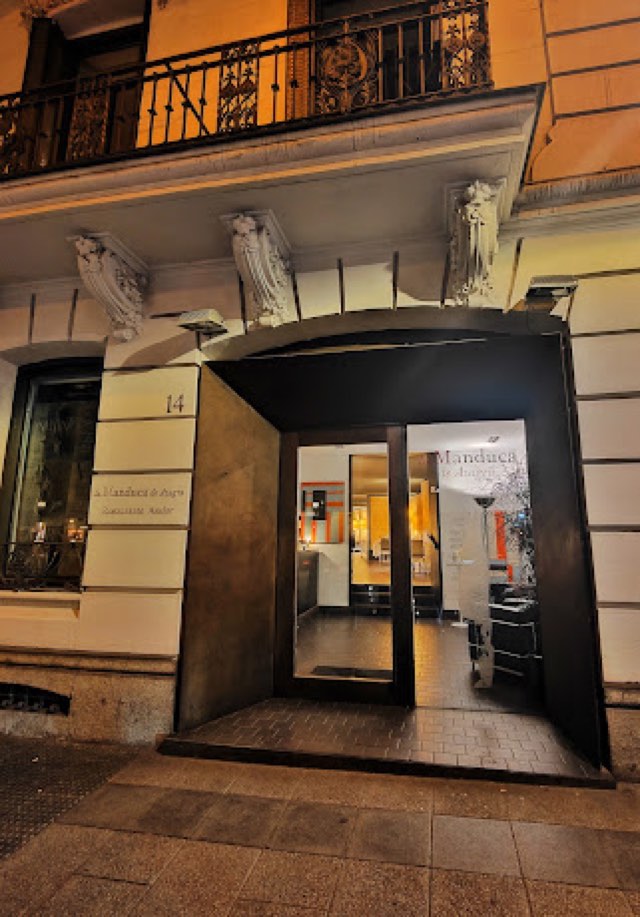 Entrance of La Manduca de Azagra at night