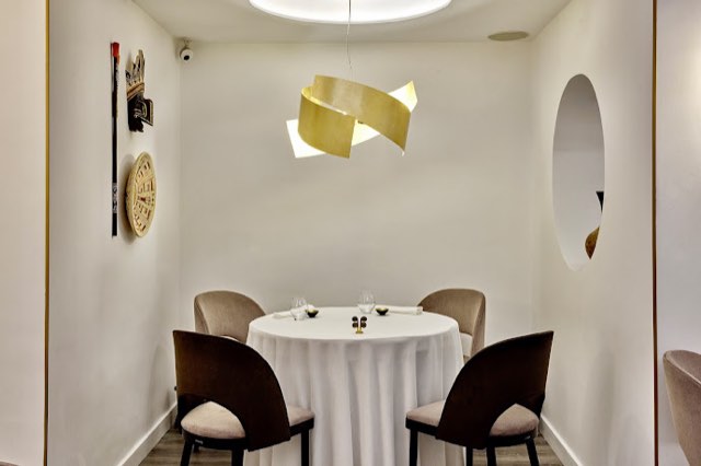 Quimbaya private table with a gold lamp