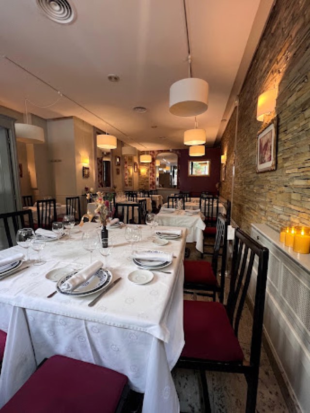 Villa de Foz dining room with white tablecloths